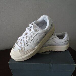 New Balance sneakers/woman's/white/US 7